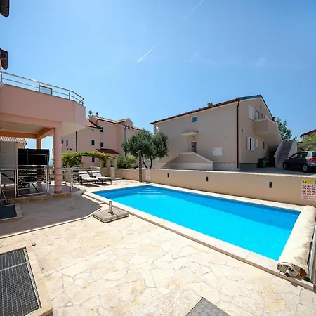 Holiday home Flipa Filipa *